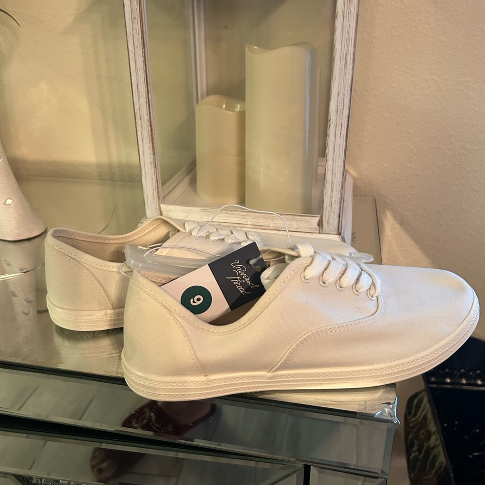 Classic off-White Canvas Sneakers